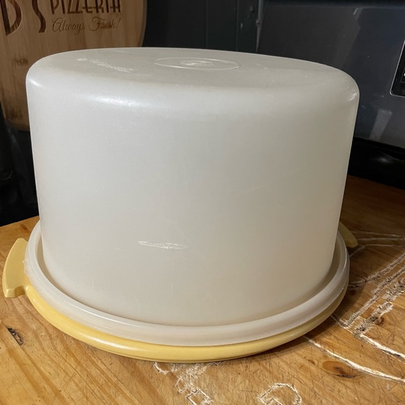 Vintage Large Round Tupperware Cake Carrier, Harvest Gold - Picture 2 of 9